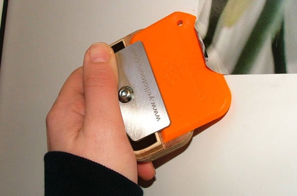 yelloblade-egg_folie-entfernen-mit-rakel_removing-vinyl-film-with-squeegee_yellotools_0301997