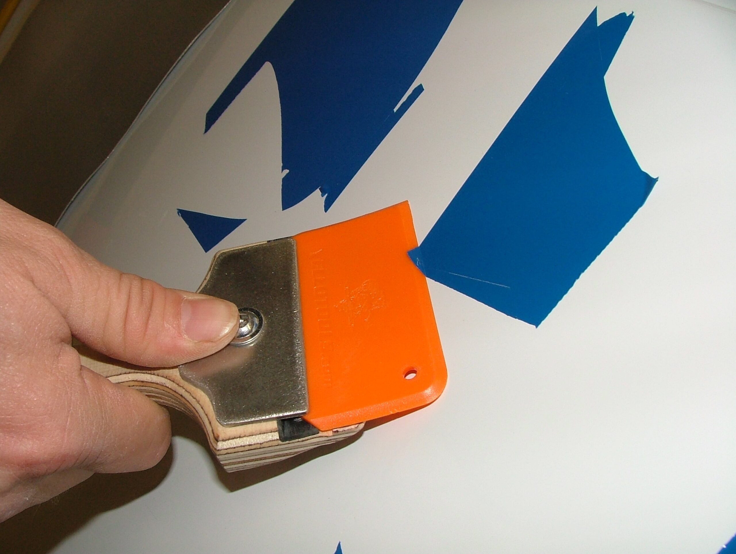 yelloblade-orange_folie-entfernen_remove-vinyl-film_yellotools_0301997 (1)