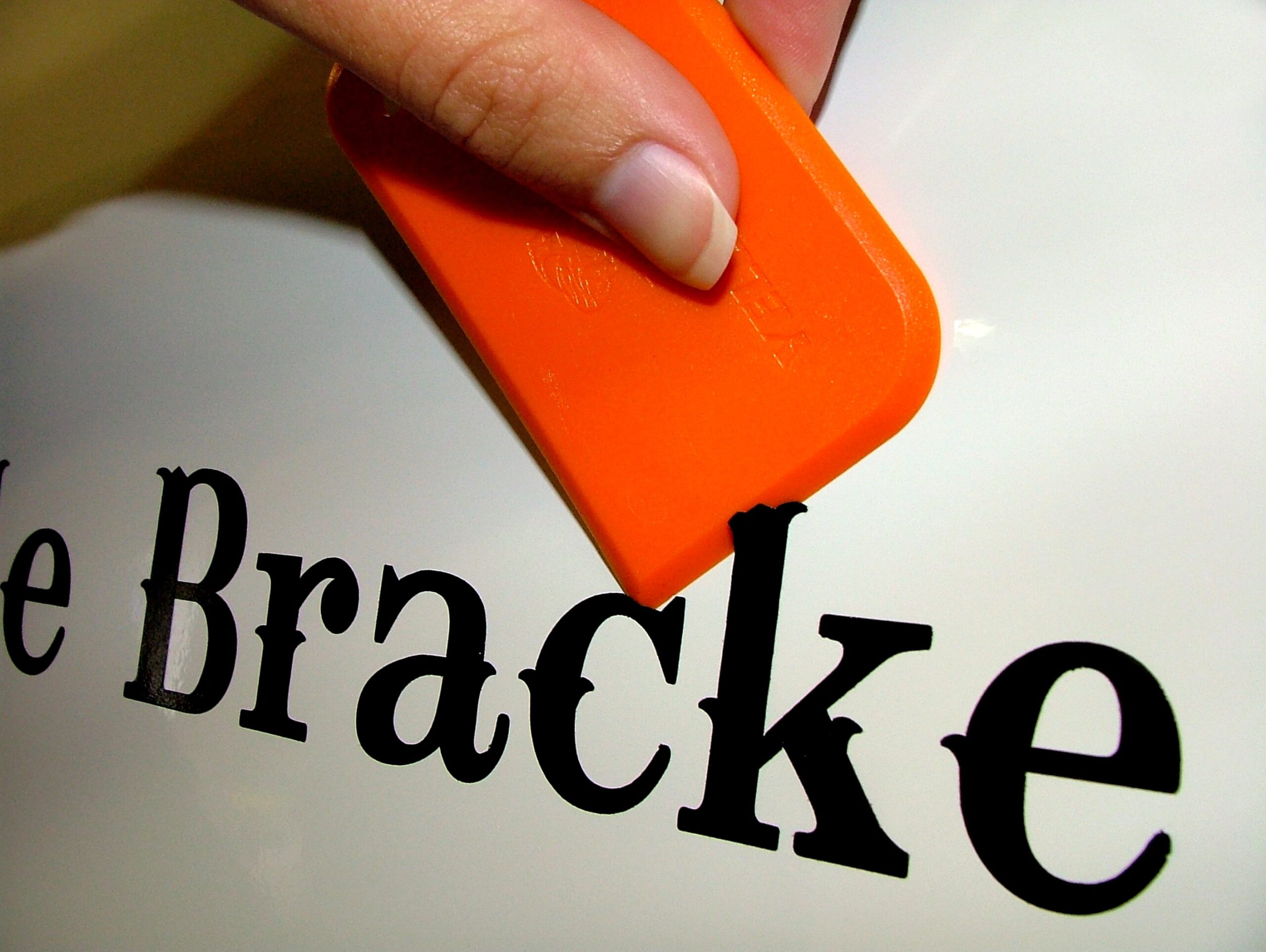 yelloblade-orange_folien-entfernen_werbetechnik_yellotools_0101997